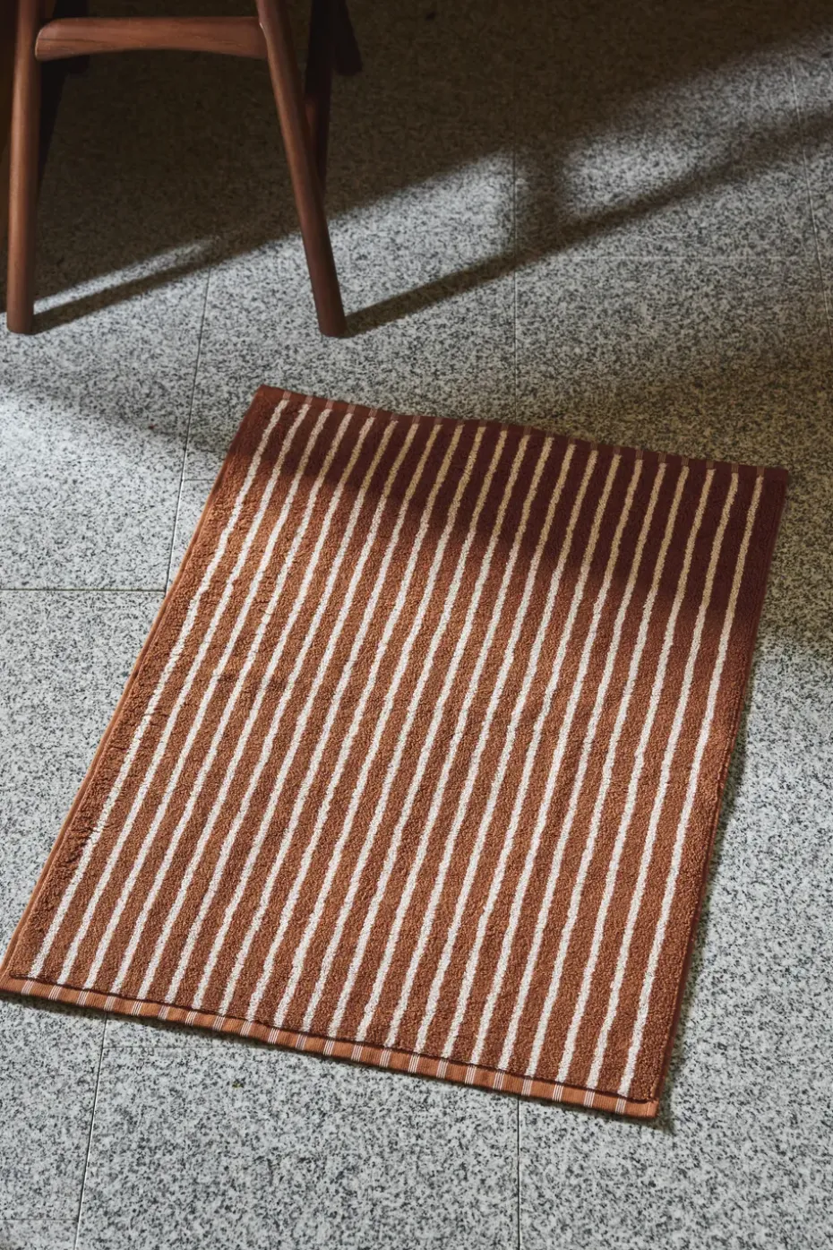 Alfombrilla de baño Drift 50x70cm, Marrón-blanco