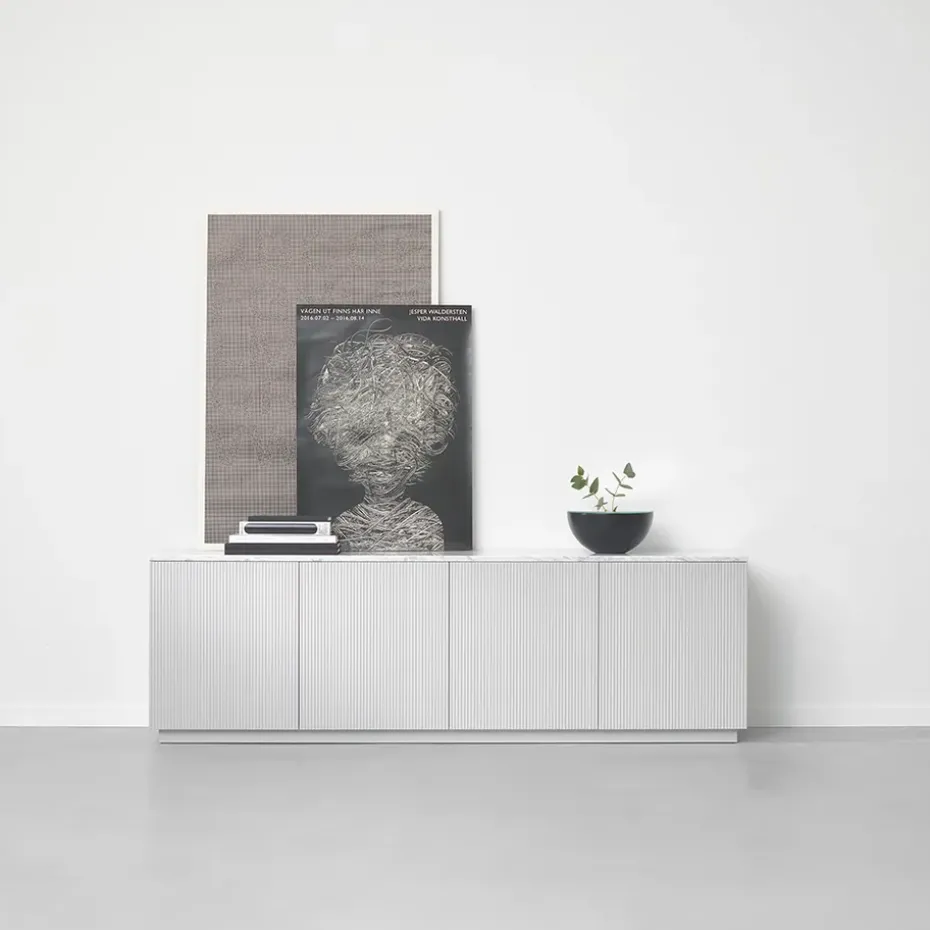 Aparador Beam, Gris claro, base de roble aceitado blanco