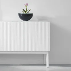 Aparador Beam, Lacado blanco, base blanca, panel superior en mármol carrara