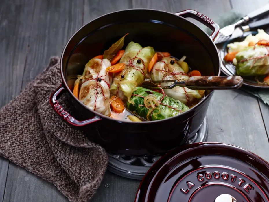 Cacerola de hierro fundido Staub La Cocotte redonda 2,6 L, Rojo granadina
