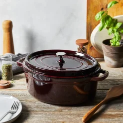 Cacerola de hierro fundido Staub La Cocotte oval 5,5 L, Rojo granadina