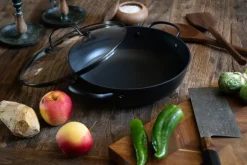 Cacerola Satake de hierro fundido ligero con tapa de cristal, 26 cm