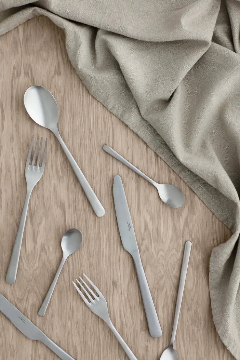 Cubiertos Hune 16 piezas, Brushed satin