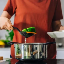 Cuchara de cocina con agujeros Functional Form 29,6 cm, negro