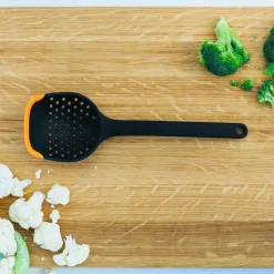 Cuchara de cocina con agujeros Functional Form 29,6 cm, negro