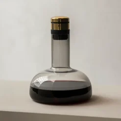 Decantador de vino Deluxe, humo-latón