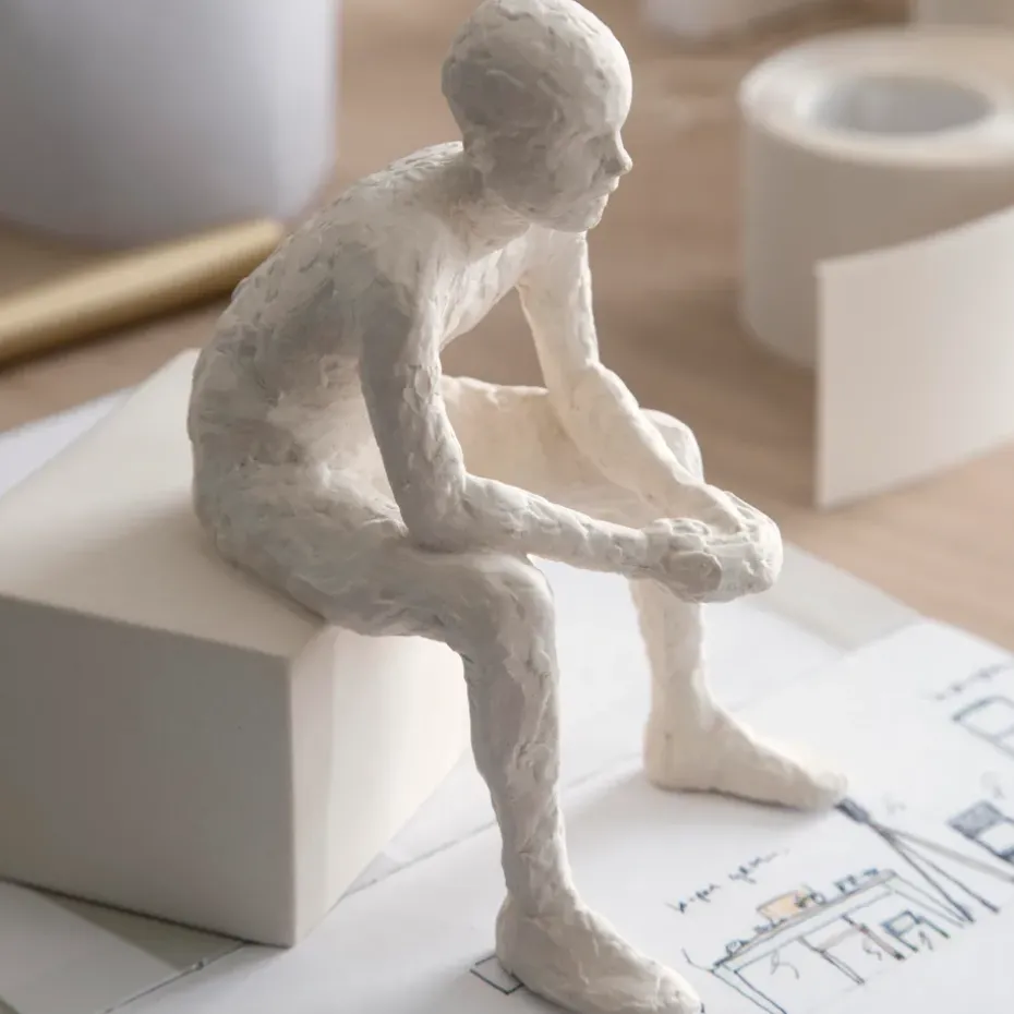 Escultura con mensaje Character, The reflective one