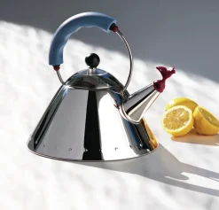 Hervidor de agua Alessi 9093, azul claro-pájaro