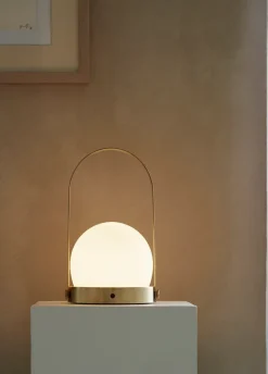 Lámpara de mesa portátil Carrie, latón cepillado