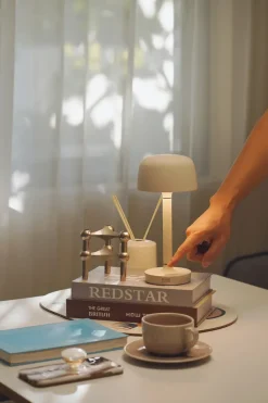 Lámpara de mesa portátil Halo 25,5 cm, Beige