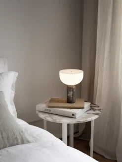 Lámpara de mesa portátil Kizu, Gris du marais