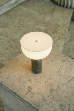 Lámpara de mesa portátil Kizu, Gris du marais