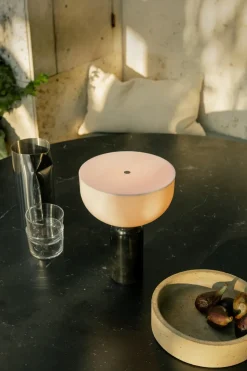 Lámpara de mesa portátil Kizu, Black marble