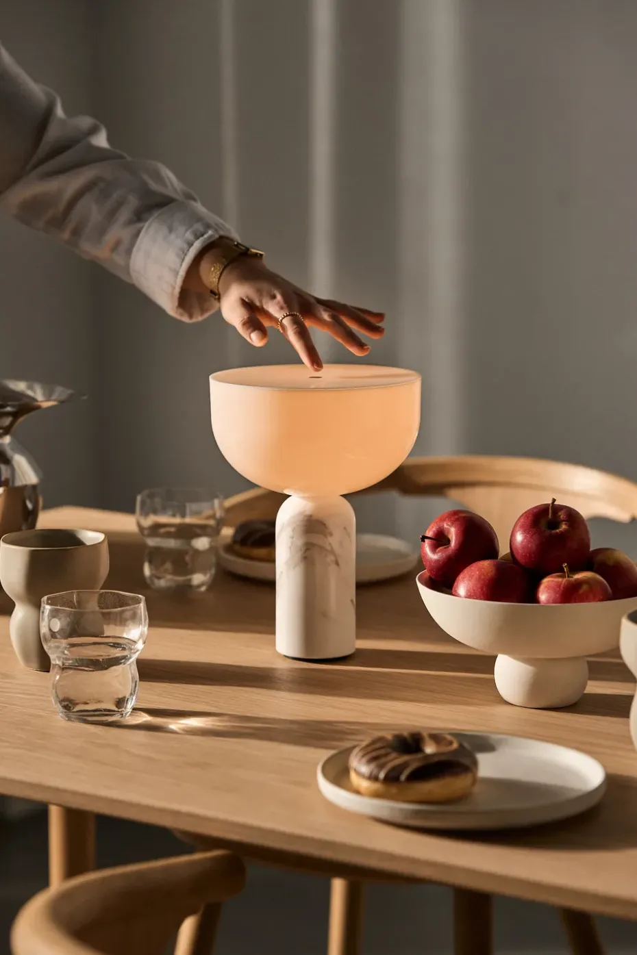 Lámpara de mesa portátil Kizu, White marble