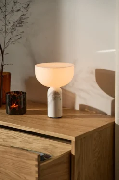 Lámpara de mesa portátil Kizu, White marble