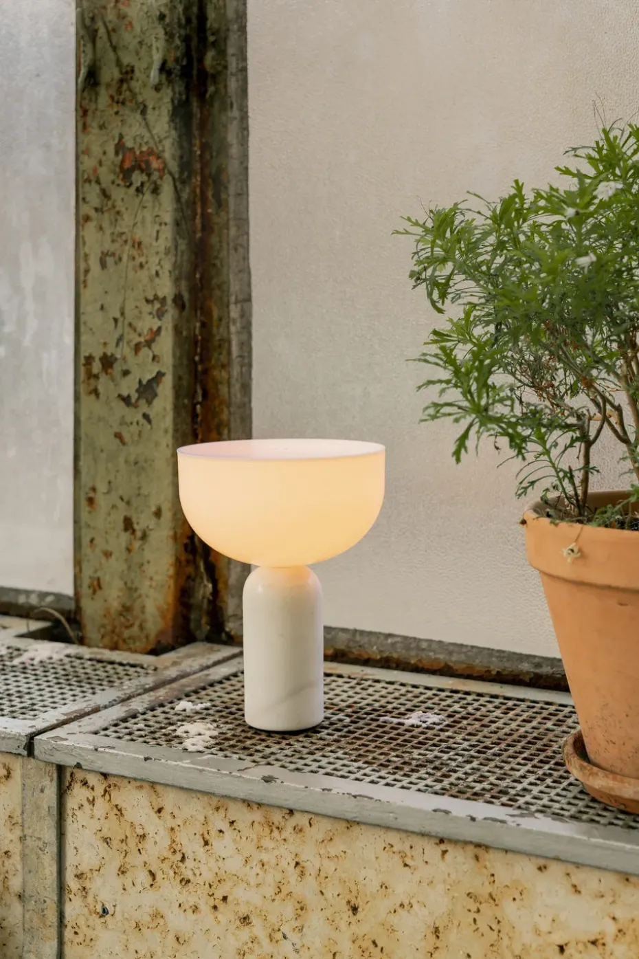Lámpara de mesa portátil Kizu, White marble