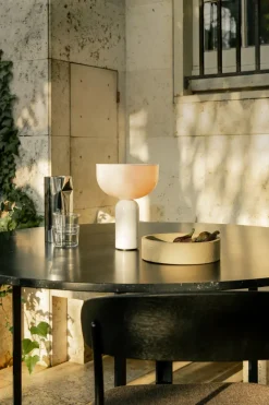 Lámpara de mesa portátil Kizu, White marble
