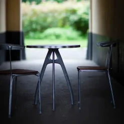 Mesa de café Odd, Negro, soporte lacado en negro, borde ondulado