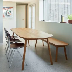 Mesa de comedor Triangle Leg, roble lacado, 250×85 cm