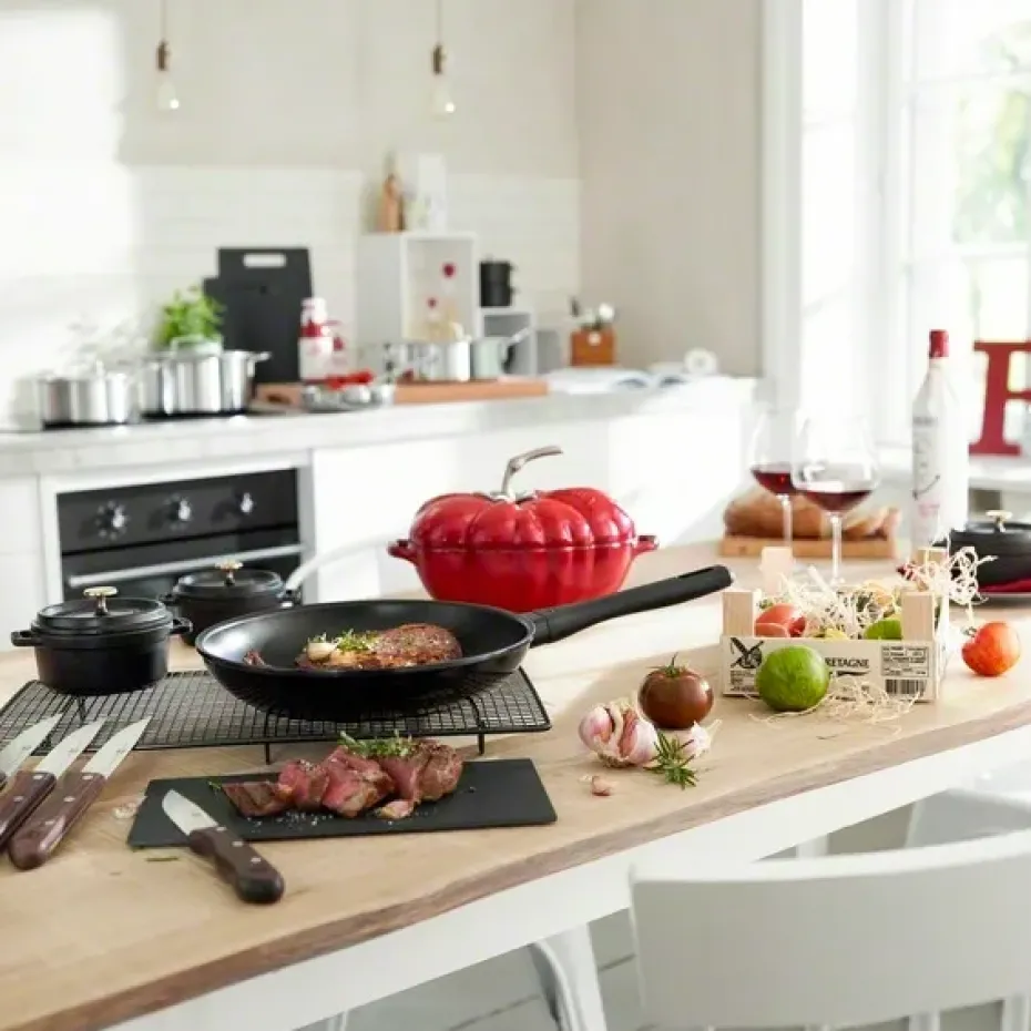 Olla de tomate de hierro fundido Staub 2,9 l, rojo