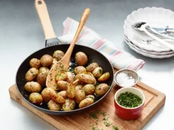 Sartén de hierro fundido Staub negra con mango de madera claro, Ø26 cm