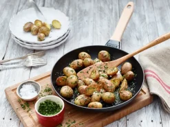 Sartén de hierro fundido Staub negra con mango de madera claro, Ø20 cm