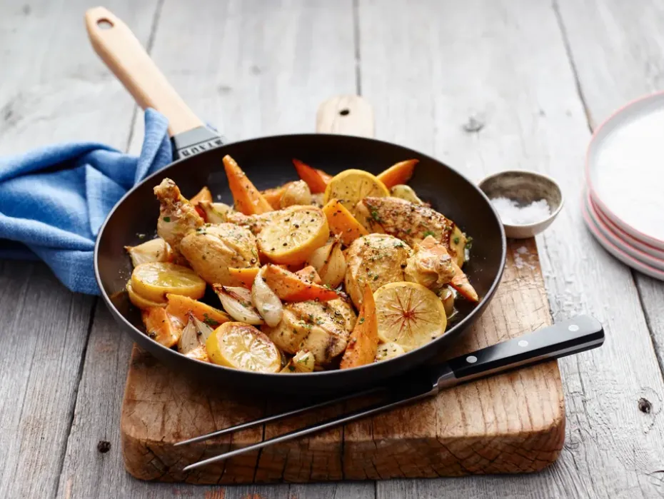 Sartén de hierro fundido Staub negra con mango de madera claro, Ø20 cm