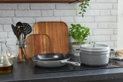 Sartén de hierro fundido Staub con pico de vertido Ø26 cm, Gris grafito