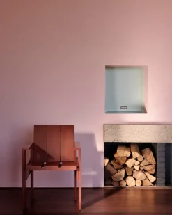 Silla de comedor Crate con reposabrazos en pino lacado, Rojo hierro