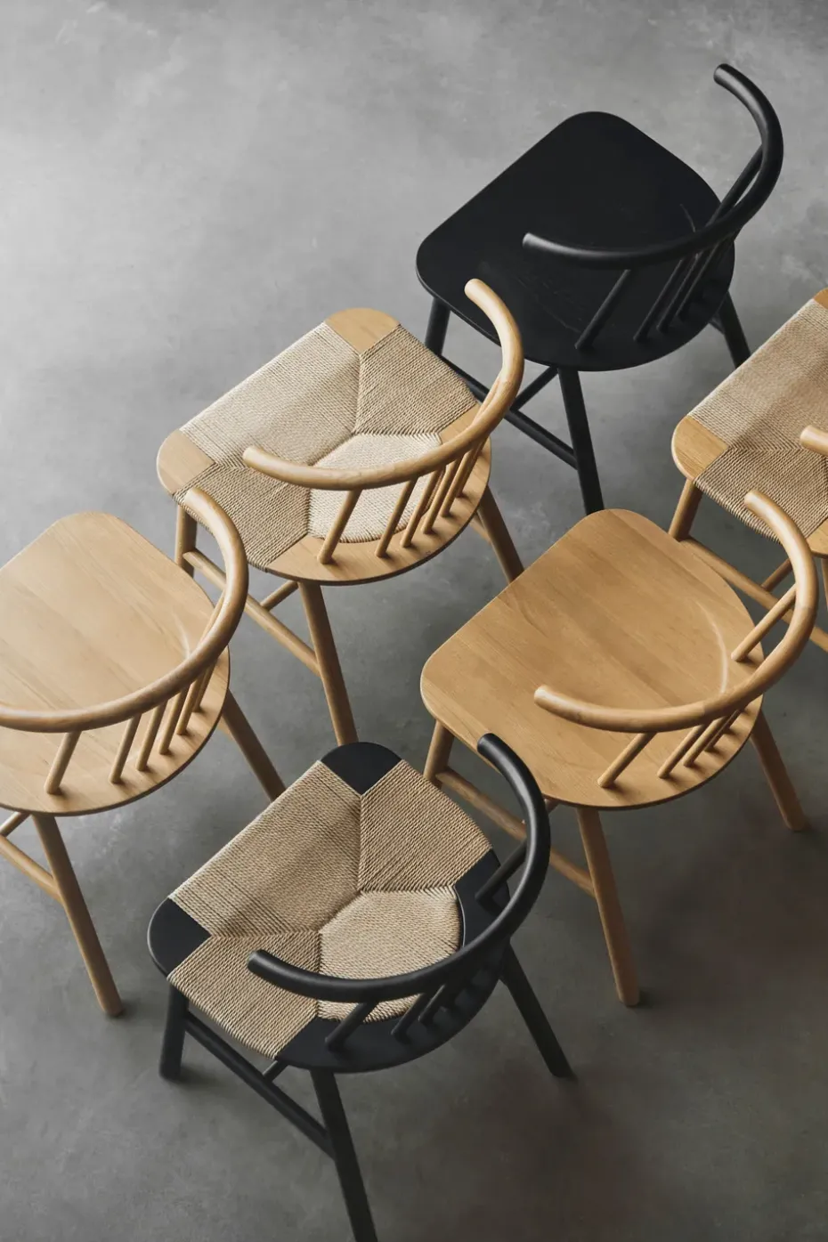 Silla de comedor VIOR asiento trenzado, Roble lacado en negro-natural