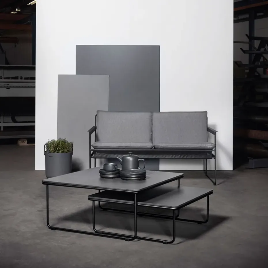 Sofá de 2 plazas Slow, Sunbrella gris-base de acero en color negro