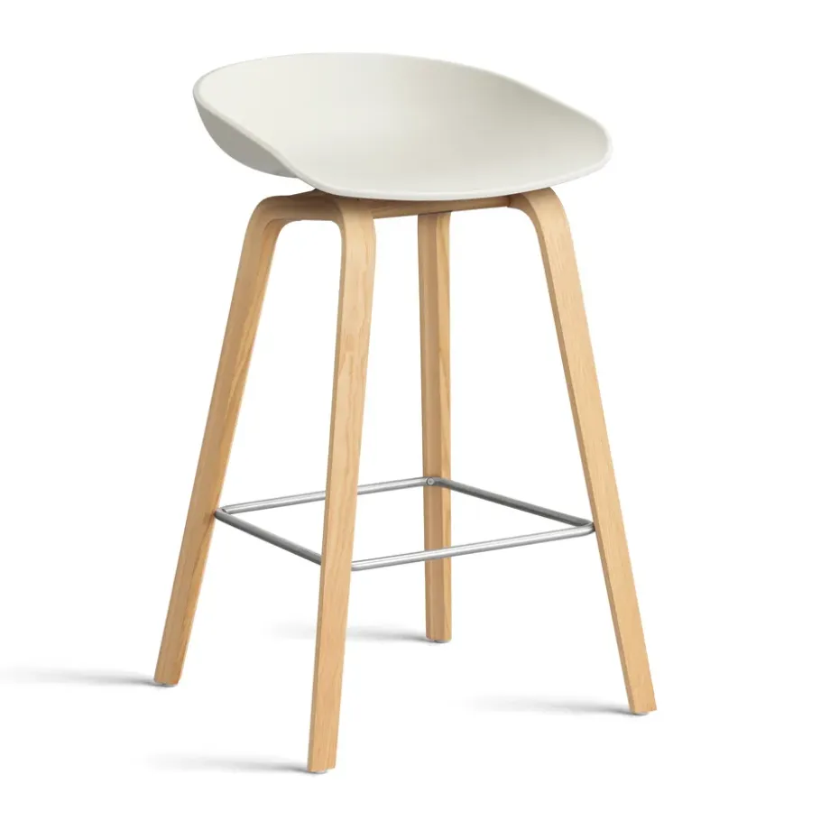 Taburete bajo About a Stool 32 con base de roble lacado 2.0, Melange cream-soporte de acero inoxidable