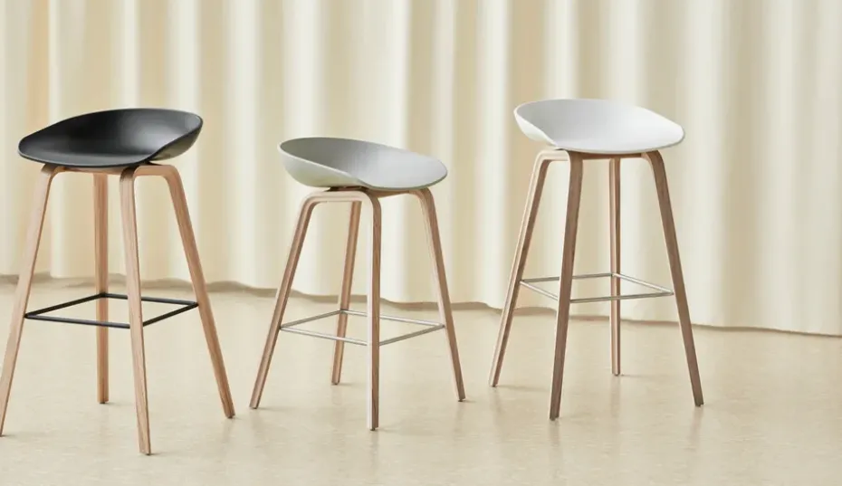 Taburete bajo About a Stool 32 con base de roble lacado 2.0, Melange cream-soporte de acero inoxidable