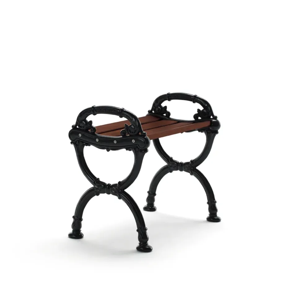 Taburete Byarum, Pino barniz marrón, soporte negro
