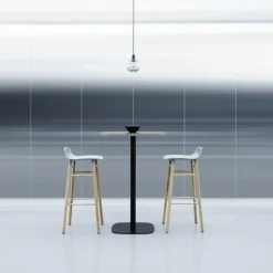 Taburete de bar Form Chair con patas de roble, gris