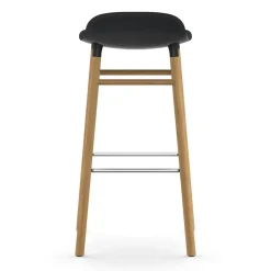 Taburete de bar Form Chair con patas de roble, negro