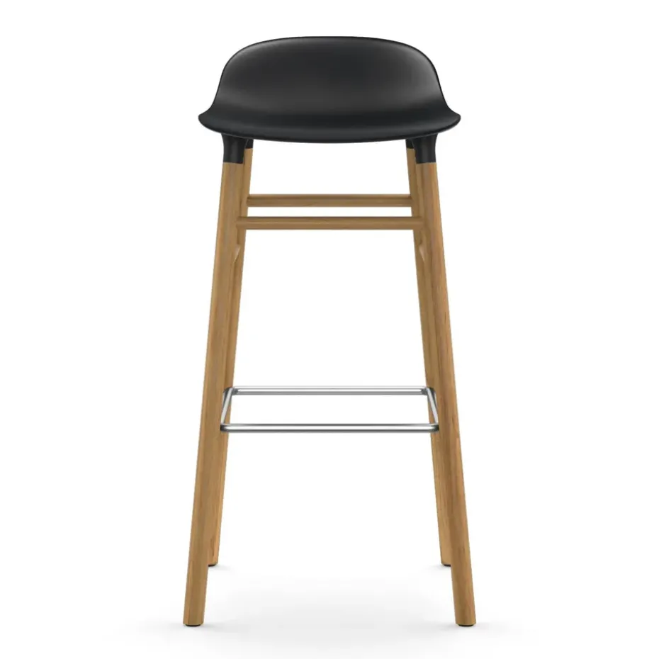 Taburete de bar Form Chair con patas de roble, negro