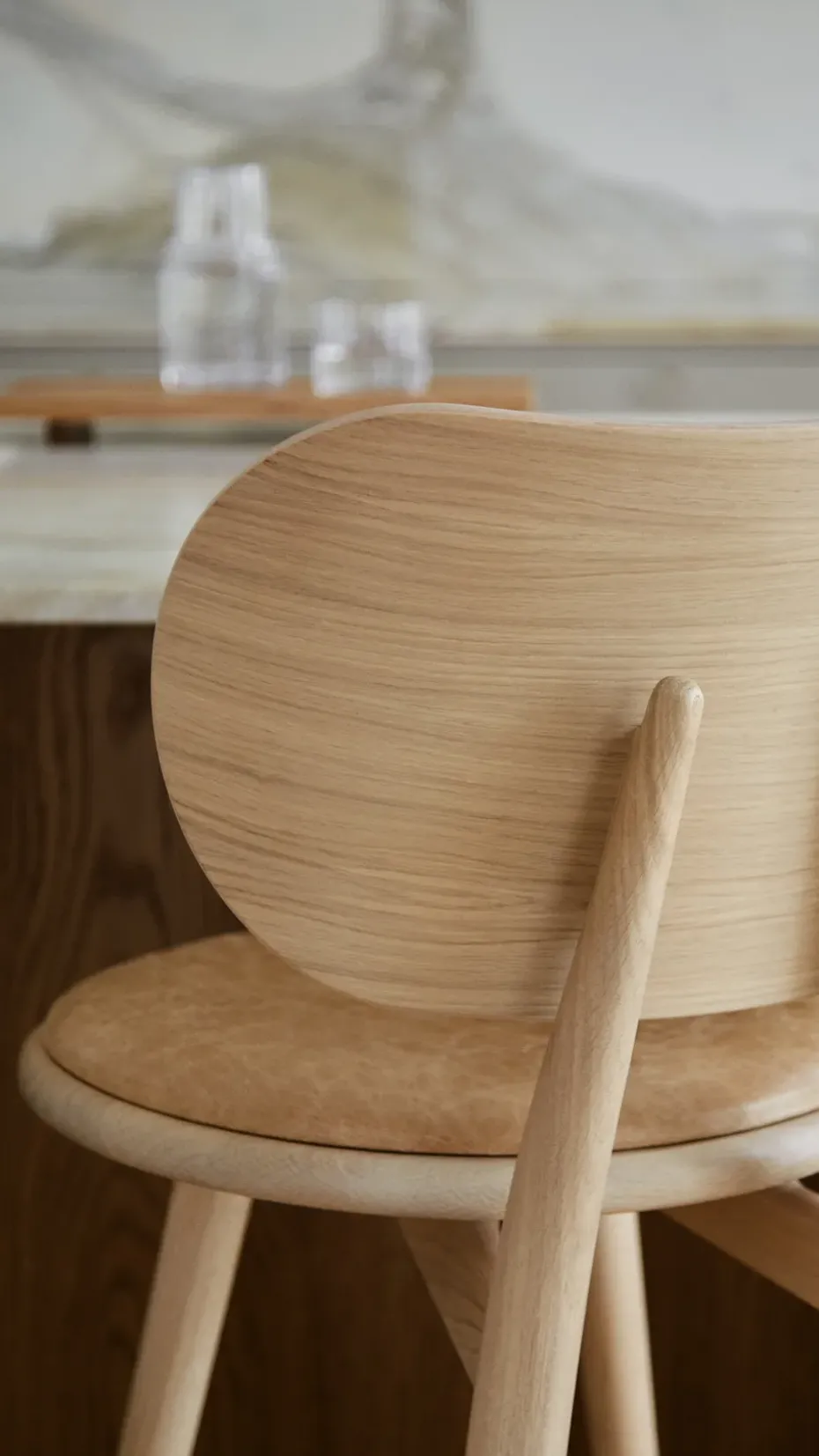 Taburete Mater High Stool Backrest bajo, piel natural, base de roble lacado mate
