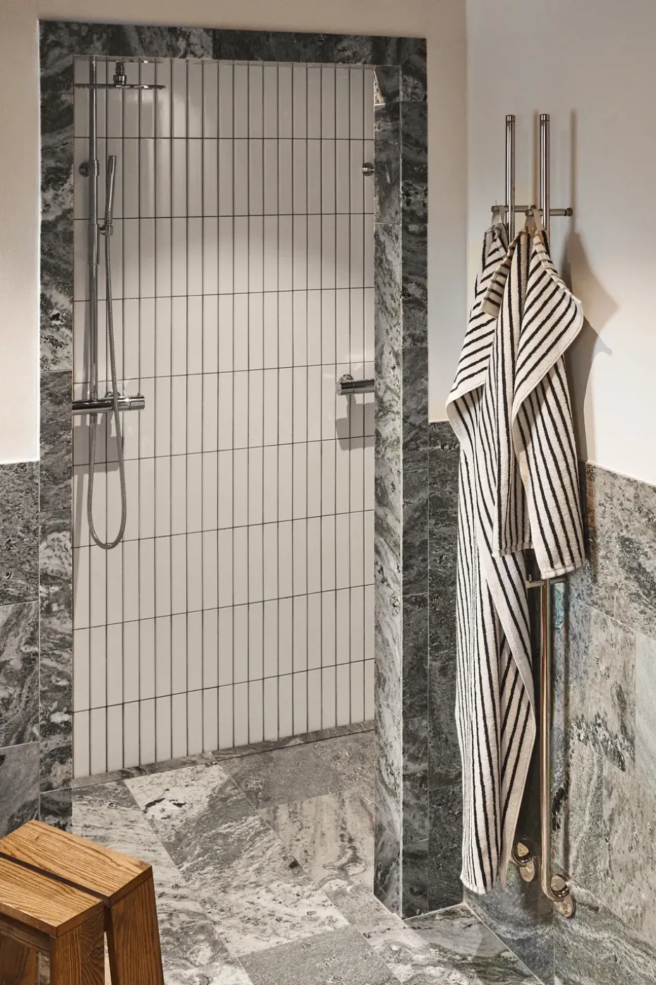 Toalla de baño Drift 70x140 cm, Blanco-negro