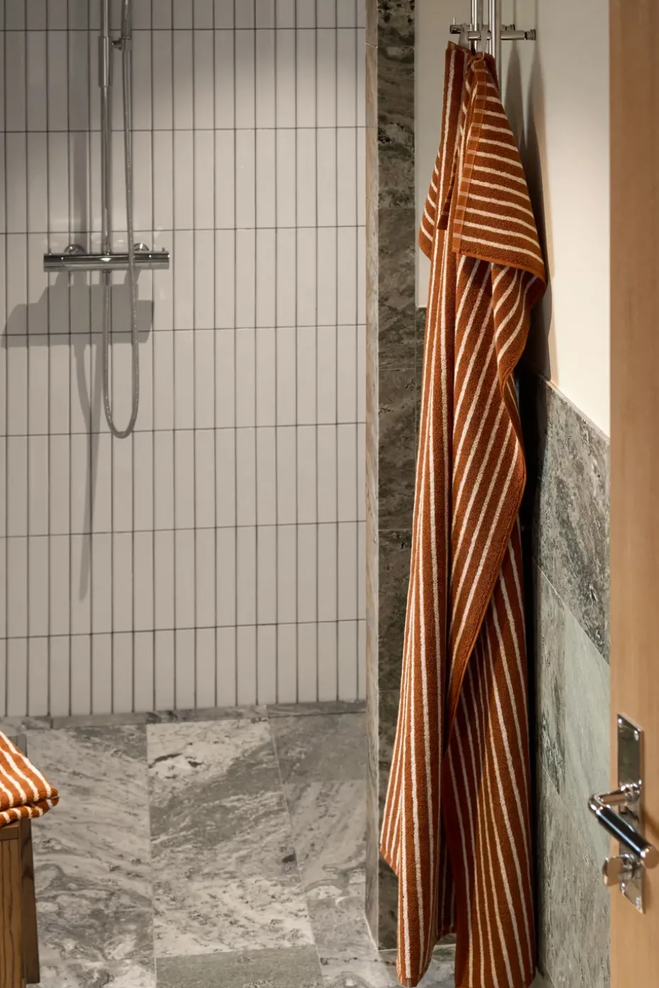Toalla de baño Drift 70x140 cm, Marrón-blanco